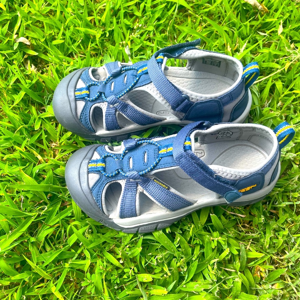 Kids keen sandels